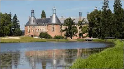 Quel est ce village de Puisaye au bord du Loing, doté d'un majestueux château où Jean d'Ormesson passait ses vacances dans sa jeunesse ?