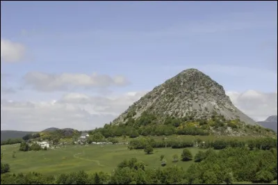 C'est le sommet de la montagne ardéchoise. Il est connu pour sa forme en pain de sucre, mais aussi parce qu'un de nos fleuves prend sa source à son pied. c'est...
