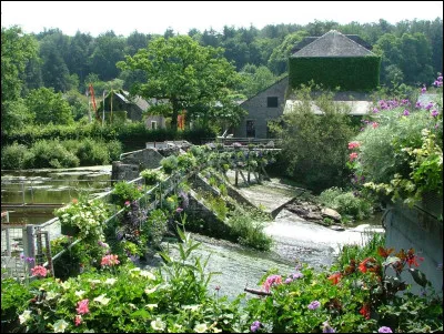C'est le village natal d'Yves Rocher, situé sur les bords de l'Aff, entre Redon et Ploërmel. Quel est ce village fleuri où l'on trouve une trentaine d'artisans d'art ?