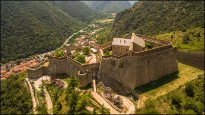 C'est une cité des Pyrénées Orientales qui porte la marque de Vauban, qui l'a fortifiée au XVIIe siècle. Quel est ce village surplombé par le fort Liberia et entouré de ses murs intacts ?