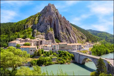 Quelle est cette route de 314km, qui relie Golfe Juan à Grenoble en passant par Grasse ?