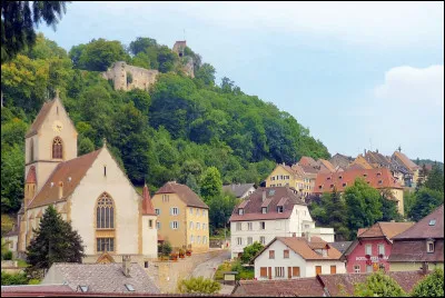 Ferrette, village dominé par les ruines de son château, se situe à 600 mètres d'altitude sur les contreforts du Jura. Dans quel département se situe ce joli village où on peut déguster de la carpe frite ?