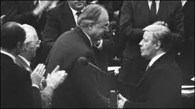 Ce 1er octobre, Helmut Kohl devient chancelier fédéral d'Allemagne, succédant à Helmut Schmidt : c'était en ...