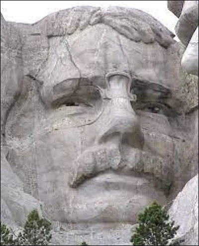 Le quatrième visage, achevé en 1939, est celui du président qui représente le développement de la nation, notamment pour la construction du canal de Panama qui permet de relier l'Est et l'Ouest du pays par la voie maritime. Comment s'appelle-t-il ?