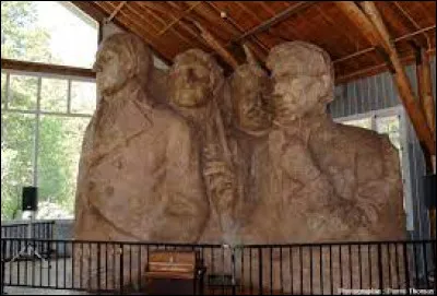 Les travaux s'arrêtent définitivement en 1941, faute de financement, en raison de l'entrée en guerre des Etats-Unis dans le conflit de la Deuxième guerre mondiale. Le monument est en partie inachevé, car comme le montre le projet initial de Borglum, les présidents devaient être représentés jusqu'à la ceinture. Quel évènement tragique est à l'origine de l'entrée en guerre des Etats-Unis ?