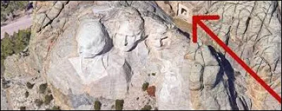 Derrière le monument se trouve une pièce secrète, inaccessible aux touristes, creusée dans la roche. Elle renferme un coffre en teck, recouvert de titane. Que contient-il ?