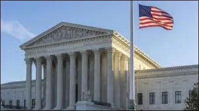 Le mont Rushmore surnommé pompeusement "le sanctuaire de la démocratie" a fait l'objet de nombreuses polémiques : Gutzon Borglum était membre du Ku-Klux-Klan et trois des présidents représentés sont responsables de dépossession de terres et de migrations forcées des Amérindiens. Mais surtout le site choisi, une terre sacrée des Sioux Lakotas, est considéré comme une provocation voulant imposer la suprématie de la race blanche sur les autochtones. Quel traité de 1868 garantissait pourtant aux Amérindiens la possession de la région des Black Hills ?