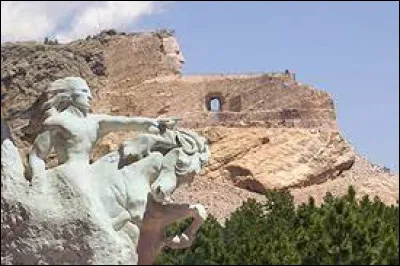 En réponse à ce monument, un autre mémorial en hommage à la nation amérindienne est actuellement en construction un peu plus loin dans les Black Hills. C'est un gigantesque monument taillé dans le roc qui représente le grand chef sioux victorieux à Little Big Horn. Quel est son nom ?