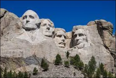 Le mémorial représente les visages de 18m de haut de quatre des plus grands présidents des Etats-Unis. Qui est le sculpteur de cette oeuvre gigantesque ?
