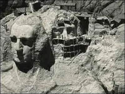 Les travaux démarrent en 1927. Ils ont monopolisé l'activité de 400 ouvriers qui ont commencé à dégrossir la montagne de granit à coups de dynamite et de perforateurs pneumatiques. Combien de temps les travaux ont-ils duré ?