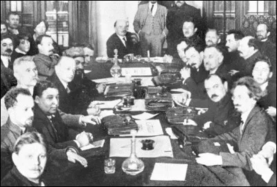 Ce 2 mars, les Bolcheviks créent l'Internationale communiste, aussi appelée Troisième Internationale ou Komintern, avec Grigori Zinoviev comme président : c'était en ...