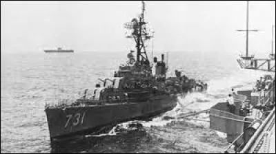 Ce 2 août, l'incident du golfe du Tonkin dans lequel un destroyer américain déclare avoir été attaqué dans les eaux internationales par trois torpilleurs nord-vietnamiens, est le prétexte à une intervention directe des Etats-Unis contre le nord Vietnam : c'était en ...