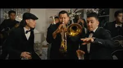 Qui a chanté "Ella Baila Sola" ?