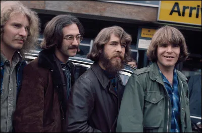 Pouvez-vous m'indiquer quel groupe a produit ''Fortunate Son'' ?