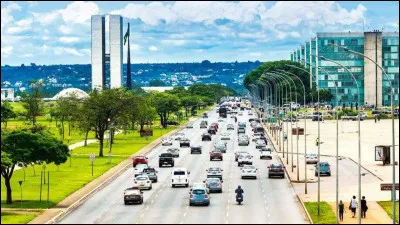 Quelle capitale est sortie du désert grâce à l'architecte Oscar Niemeyer ?