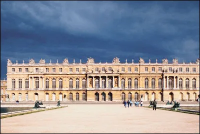 Qui était l'architecte du palais de Versailles ?