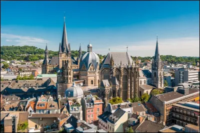 Quelle est cette ville d'Allemagne en A, résidence de Charlemagne et capitale de l'Empire carolingien ?