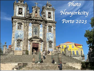 Quel est ce revêtement en A, des carreaux en faïence bleue encollés pour former des motifs géométriques ou figuratifs ?