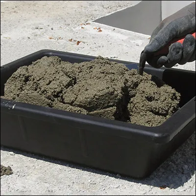 Quel est ce récipient en A dans lequel le maçon entrepose du mortier qu'il utilise avec une truelle ?