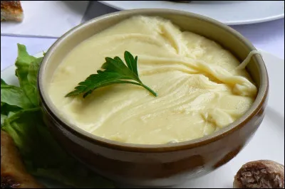 Quelle est cette spécialité en A d'Auvergne, une purée de pommes de terre avec de la tome fraîche et de la crème ?