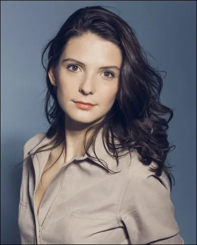 Pour finir, un membre qui est toujours en vie et qui est d'ailleurs une cousine. 
Quelle actrice a joué dans le film "Respire" et "Neuilly sa mère !" ?