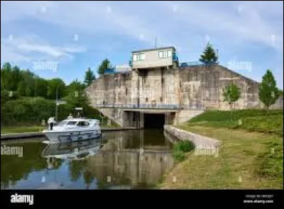 Laquelle de ces trois propositions concernant la grande écluse de Réchicourt-le-Château est fausse ?