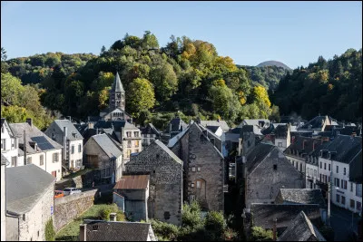 Le magasin L'heure du Destock se situe à Voiron dans le département de l'Isère. Quel code porte ce département ?
