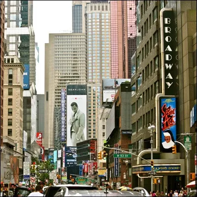 Quel quartier de New York travers&eacute; par Broadway est surnomm&eacute; le "carrefour du monde" ?