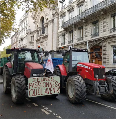 On l'a déjà dit, mais les agriculteurs en ont ras la casquette d'être payés avec des ....