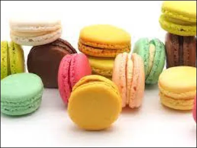 Tu es en train de reprendre ton activité, et il te demande ce que tu veux comme dessert, et tu lui dis des macarons. Il dit qu'il n'en a pas, et il faudra que tu ailles en chercher demain. Tu acquiesces. Il part. 
(Dites-moi dans les commentaires quel macaron vous préférez.)