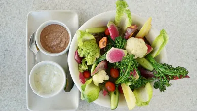 Tu rentres chez toi, et tu fais le nettoyage de ta maison de fond en comble car vous n'êtes pas très ordonnés. Ensuite, tu prépares l'entrée, mais c'est :