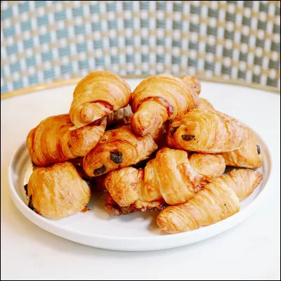 On te sert les pâtes au saumon, et tu les manges. Tu demandes à tes parents si on garde les macarons pour demain, et ils acquiescent. À la fin de journée, tu vas te coucher tôt, et tu t'endors, jusqu'à te réveiller le lendemain. 
Tu te réveilles et tu prends :