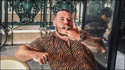 Quel youtubeur aux gros bras, un cigare à la bouche, s'est fait connaître pour ses repas avec des invités prestigieux (Bigard, Jean Lassale, etc.) ?