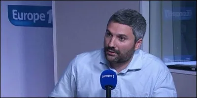 Quel journaliste et éditeur, souvent moqué par son propre milieu, ne peut pas s'empêcher de tout ramener à lui ? Il est passé notamment une fois dans l'émission de Frédéric Taddeï "Ce soir (ou jamais !)".