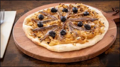 Quel ingrédient ne rentre pas dans la composition de la garniture d'une pissaladière traditionnelle ?