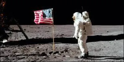 Neil Armstrong a prononcé cette phrase historique alors qu'il faisait son premier pas dans la poussière : « C'est un petit pas pour l'homme, un pas de géant pour l'humanité »