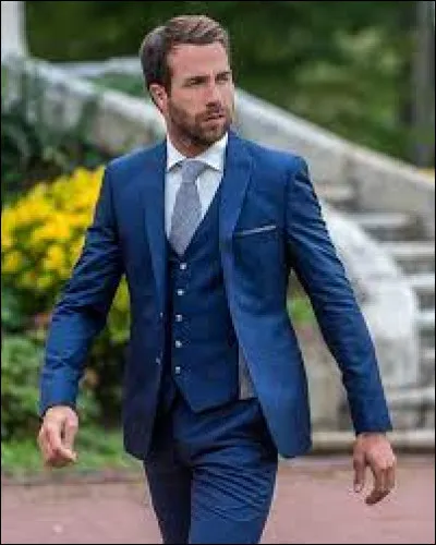 C'est une expression signifiant "s'apprêter pour une grande occasion".