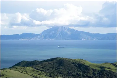 Autrefois appelé "les colonnes d'Hercule", le détroit de Gibraltar est long de 14 km et profond d'environ 1000 m. Où se trouve-t-il ?