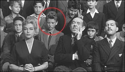 Jean-Philippe Smet adolescent, alias Johnny, sur les planches fait de la figuration derrière Signoret. Quel est le titre du film ?