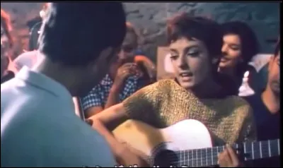 Qui est cette jeune chanteuse faisant une courte apparition dans le film "Saint-Tropez Blues" en 1959 ?