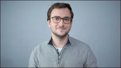 Quel streamer de gauche a été le premier à diffuser en direct les débats parlementaires sur Twitch, en les rendant plus accessibles et ludiques pour le public ?