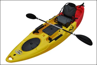 Quel est ce type de bateau en K, une pirogue légère utilisant une pagaie ?