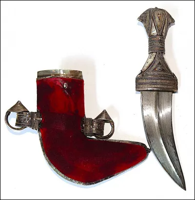 Quelle est cette arme blanche orientale en K, un poignard à lame très large et recourbée ?