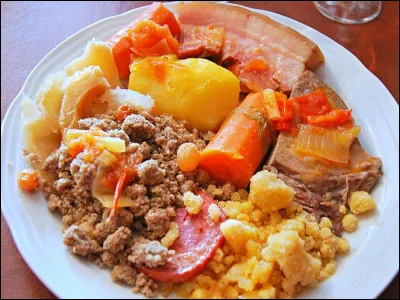 Quel est ce plat traditionnel breton, une sorte de pot-au-feu à base de porc, de boeuf, de lard, de chou et de légumes, le tout cuit dans une poche en farine immergé dans un bouillon ?