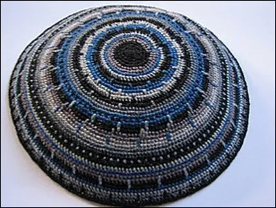 Quel est ce couvre-chef en K, une calotte portée par les hommes juifs partiquants ?