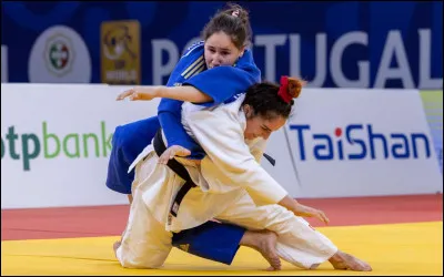 EPS : Au judo, par quelle partie du corps est-il interdit de saisir son adversaire ?