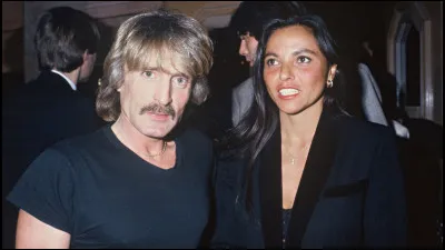 Ce chanteur savait fabriquer des marionnettes avec de la ficelle et du papier. Comment le prénomme-t-on ?