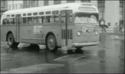 Ce 5 décembre, quatre jours après l'arrestation de Rosa Parks, commence le boycott des bus de la ville de Montgomery en Alabama, en opposition à la politique municipale de ségrégation raciale dans les transports publics : c'était en ...