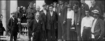 Ce 5 septembre, s'ouvre en Suisse la conférence de Zimmerwald, qui réunit trente-huit délégués de différents pays d'Europe pour lutter contre la guerre : c'était en ...