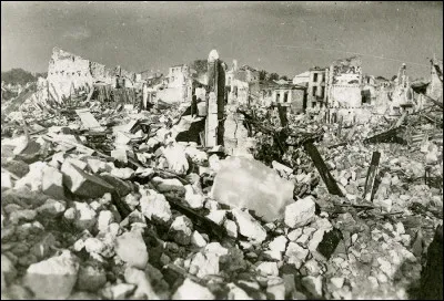 Ce 5 janvier, le bombardement de Royan par l'aviation britannique détruit la ville à 95 % et cause plus de 500 victimes civiles : c'était en ...